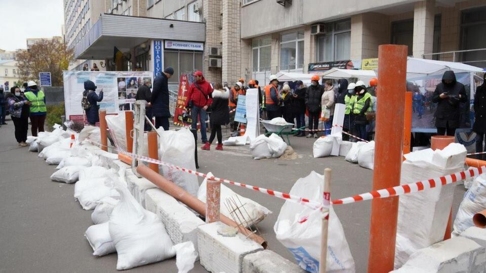 Мітингувальники вимагають також оприлюднення всіх протоколів комісії з надання дозволів ДАБІ за останні шість – сім місяців