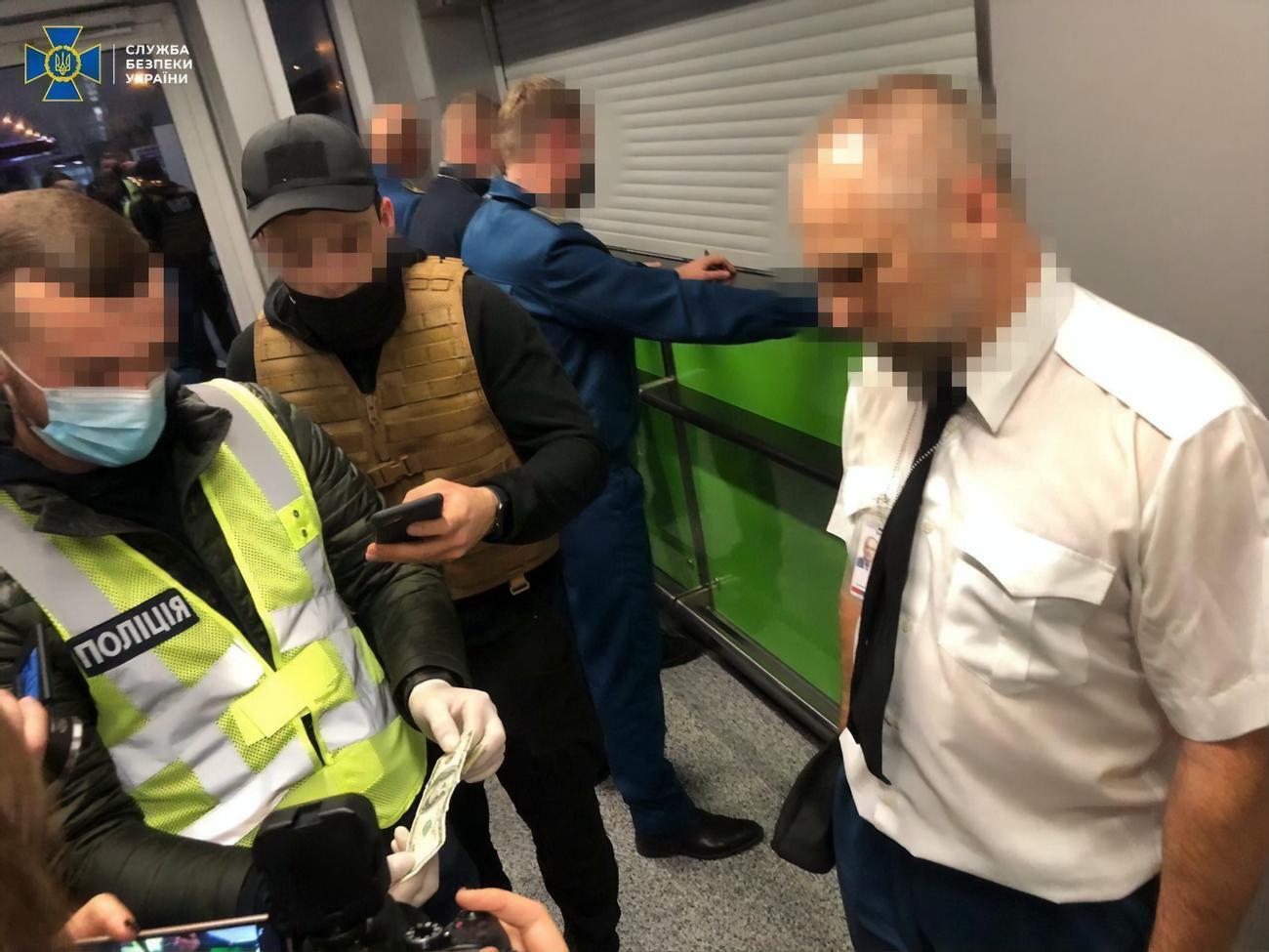 За попередніми даними, заробітки хабарників з кожного рейсу становили від $2 тис. до $4 тис.