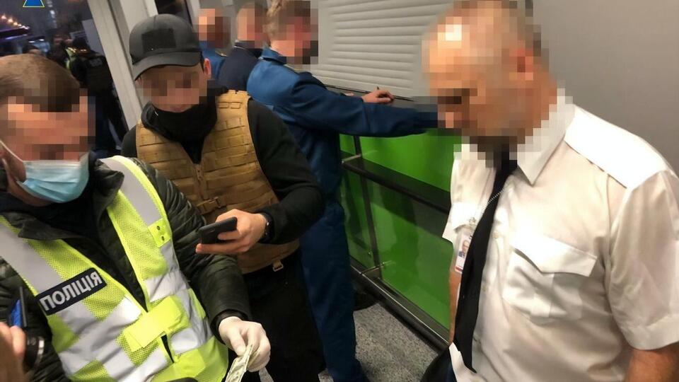 За попередніми даними, заробітки хабарників з кожного рейсу становили від $2 тис. до $4 тис.