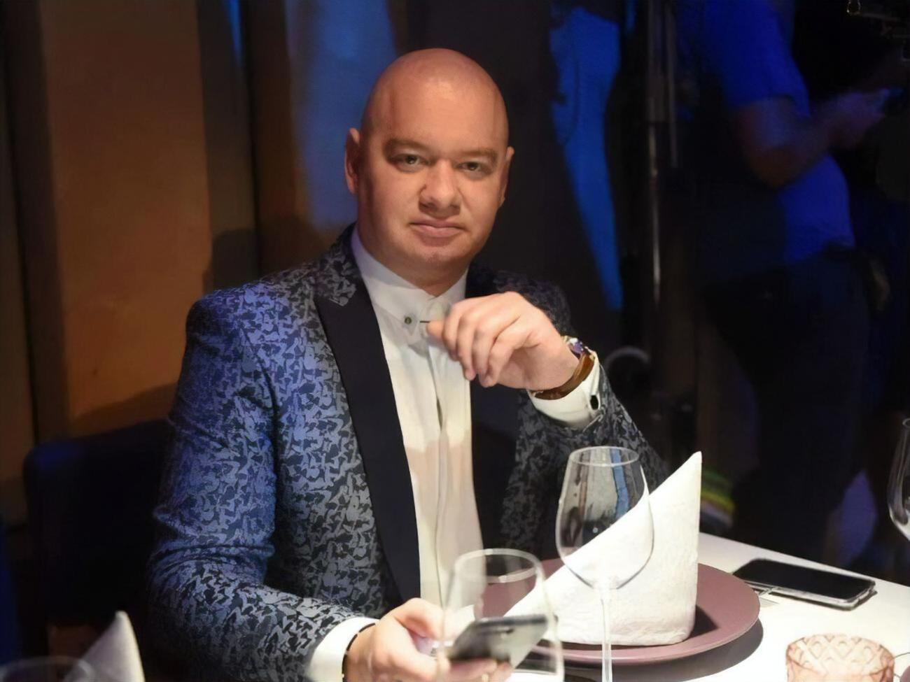 Визитной карточкой актера является выбритая налысо голова