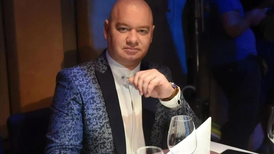 Визитной карточкой актера является выбритая налысо голова
