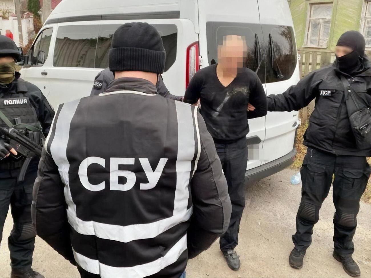 За даними слідства, фігурант причетний до скоєння низки злочинів