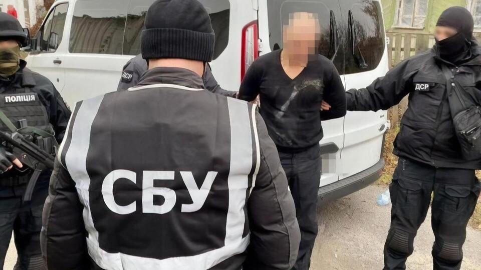 За даними слідства, фігурант причетний до скоєння низки злочинів