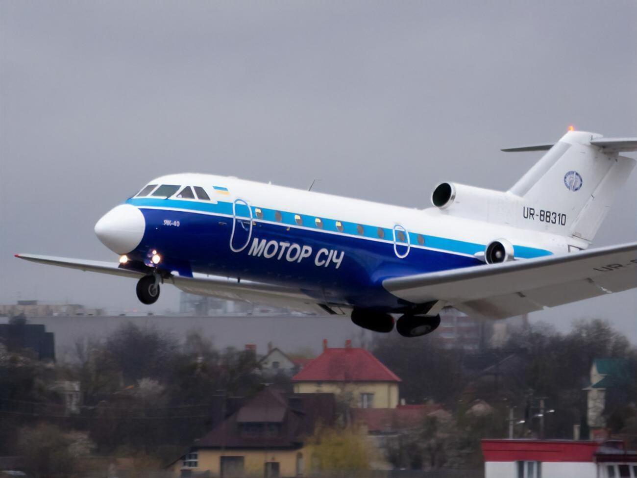 За даними журналістів, зупинка виробництва та звільнення персоналу пов'язані зі складним економічним становищем підприємства