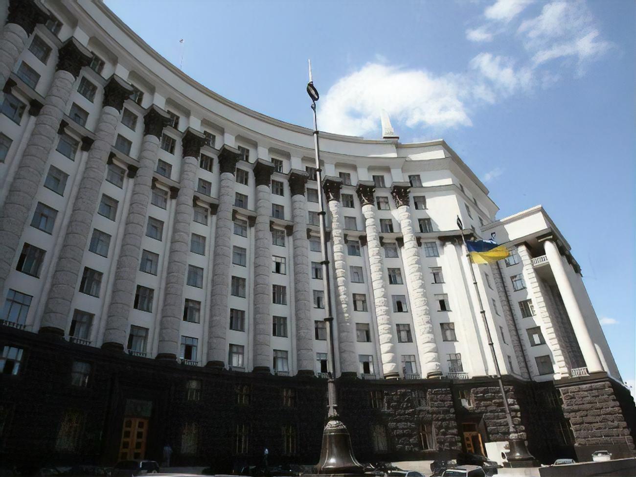 Журналісти зазначають, що за підписом Петрашка видали два накази однією датою і з однаковими номерами