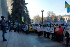 Мітингувальники казали, що у вихідні дні заробляють більше, ніж у будні