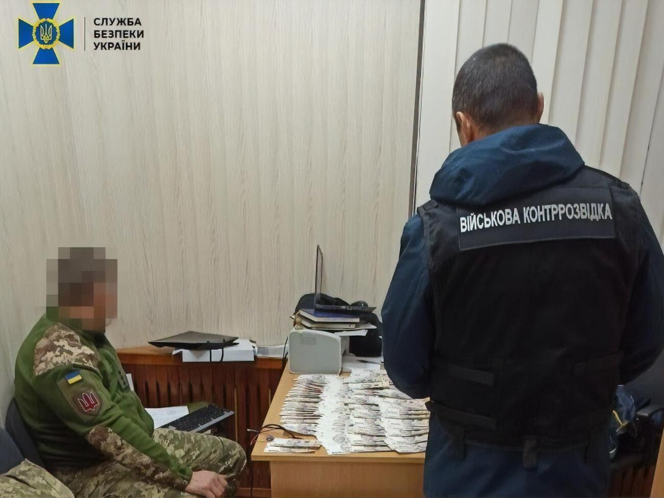 Военнослужащий шантажировал предпринимателя тем, что в случае промедления с взяткой, примет решение в пользу конкурентов, сообщили в СБУ