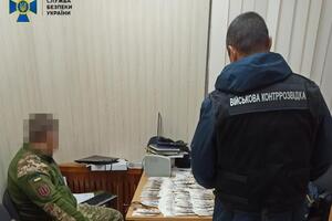 Военнослужащий шантажировал предпринимателя тем, что в случае промедления с взяткой, примет решение в пользу конкурентов, сообщили в СБУ