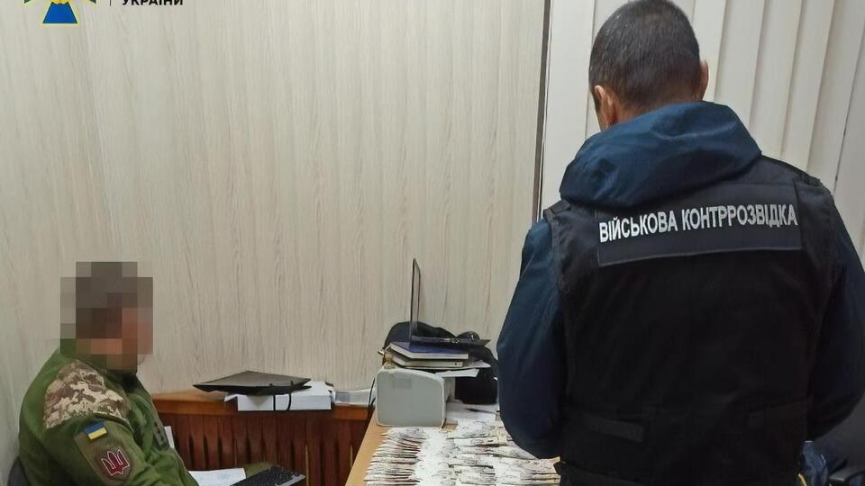 Військовослужбовець шантажував підприємця тим, що в разі зволікання з хабарем ухвалить рішення на користь конкурентів, повідомили у СБУ