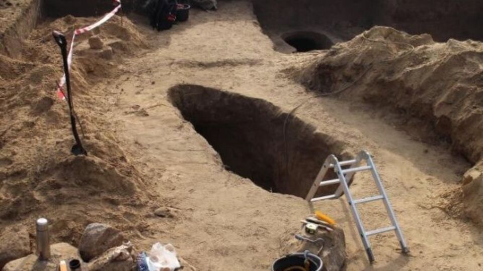 Кроме скелета скифа, археологи нашли железный нож с костяной рукояткой, остатки колчана с бронзовыми стрелами и жертвенную пищу