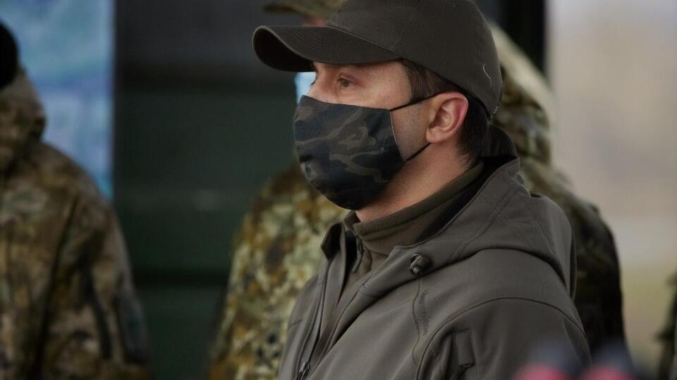 Зеленський: Сьогодні Україна робить усе, щоб це нарешті закінчилося. І коли я кажу "це", – я не тільки про КПВВ, я про "це", яке коїться сьомий рік. І інакше, як "воно", це назвати не можна