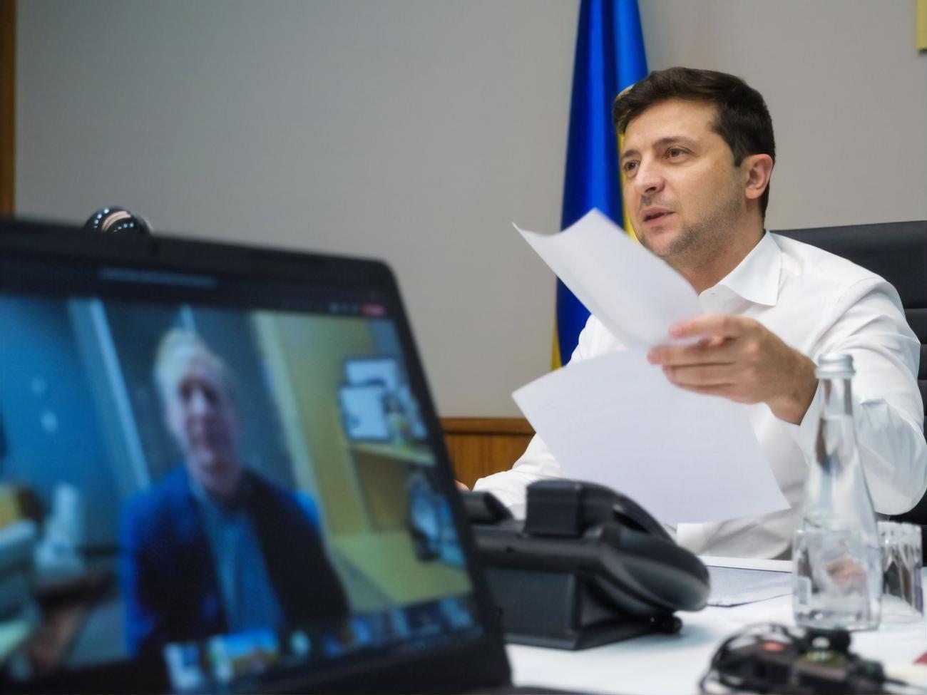 Зеленский: Премьер и правительство должны засыпать и просыпаться с вопросом: где найти деньги?