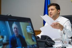 Зеленский: Премьер и правительство должны засыпать и просыпаться с вопросом: где найти деньги?