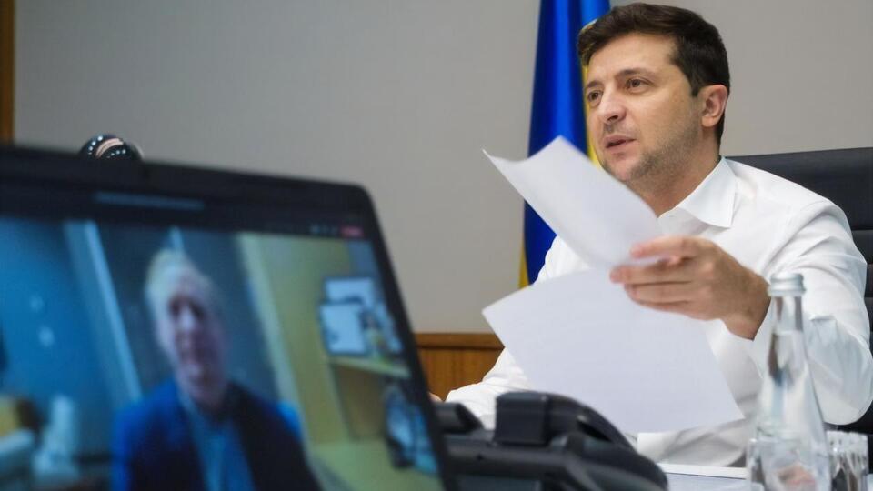 Зеленський: Прем'єр та уряд мають засинати і просинатися з питанням: де знайти гроші?