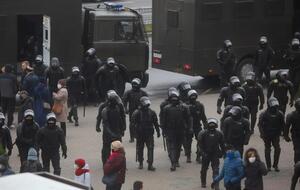 В центр Минска свезли водометы, автозаки и технику с колючей проволокой