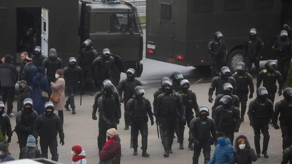 В центр Минска свезли водометы, автозаки и технику с колючей проволокой