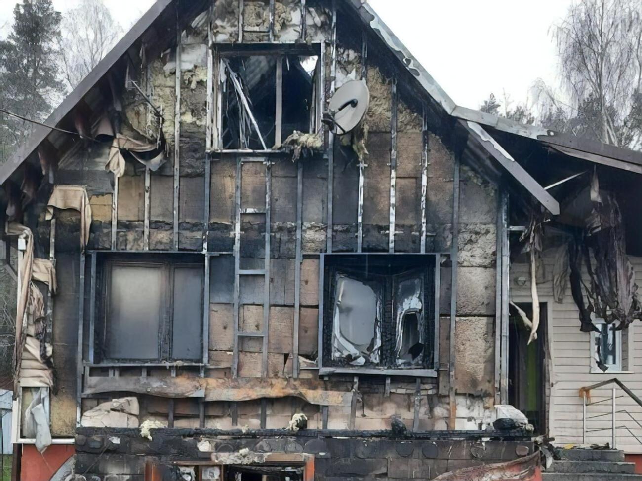 Во время пожара сгорели беседка, часть дома, подвал