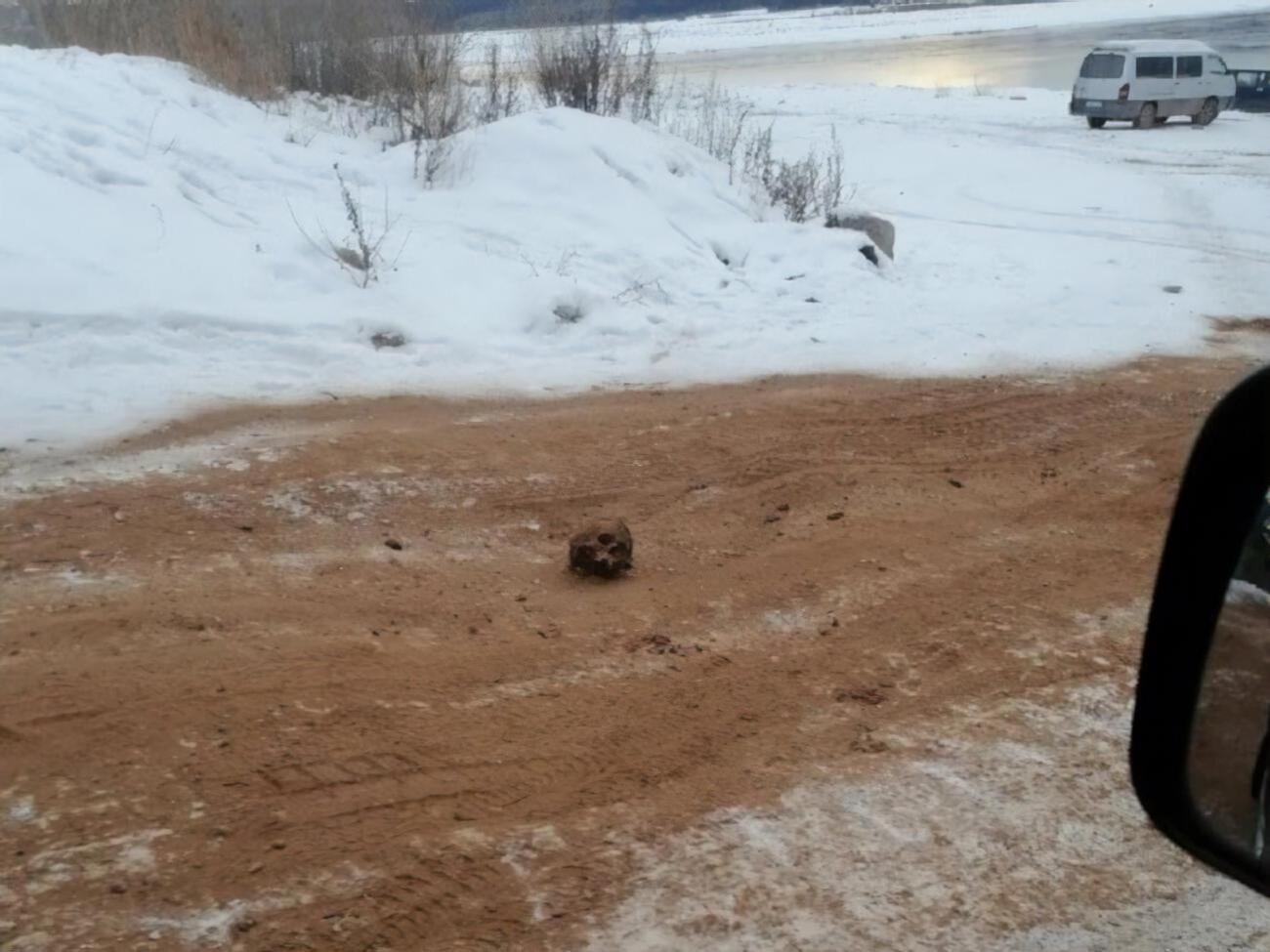 Дорогу посыпали из-за гололеда