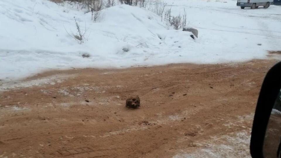 Дорогу посыпали из-за гололеда