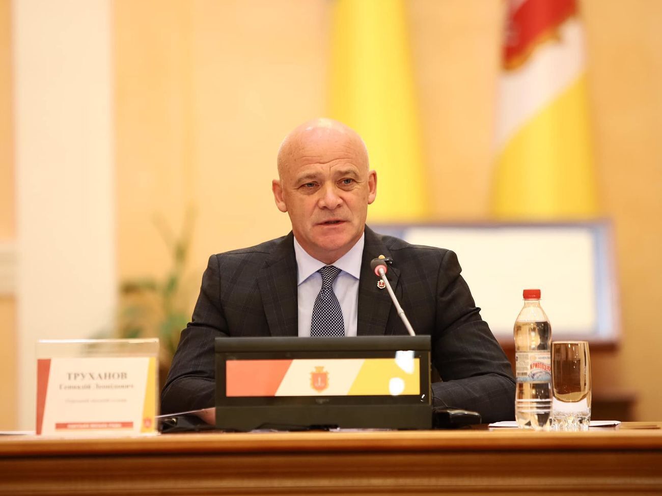 Труханов, по данным экзит-полла КМИС, опередил своего соперника более чем на 12 процентных пунктов