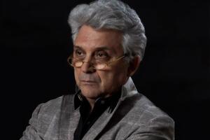 Коротко: Поэзия – не спорт. Не с кем соревноваться. Поэт идет один