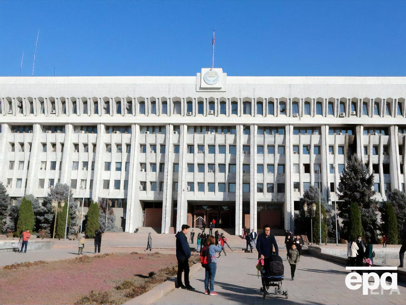 Дострокові президентські вибори в Киргизстані призначили на 10 січня