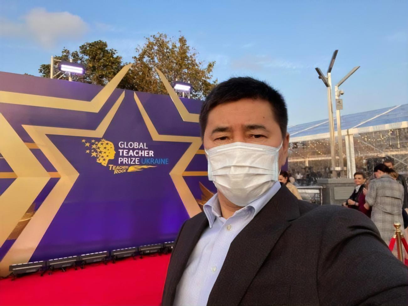 Сейсембаев:&nbsp;Два вопроса я задал Владимиру Зеленскому:&nbsp;"Вы год и четыре месяца у власти. Где реформы?". Это был первый. Второй: "Вы &ndash; лучший пиарщик страны, почему проигрываете пиар-войну?"