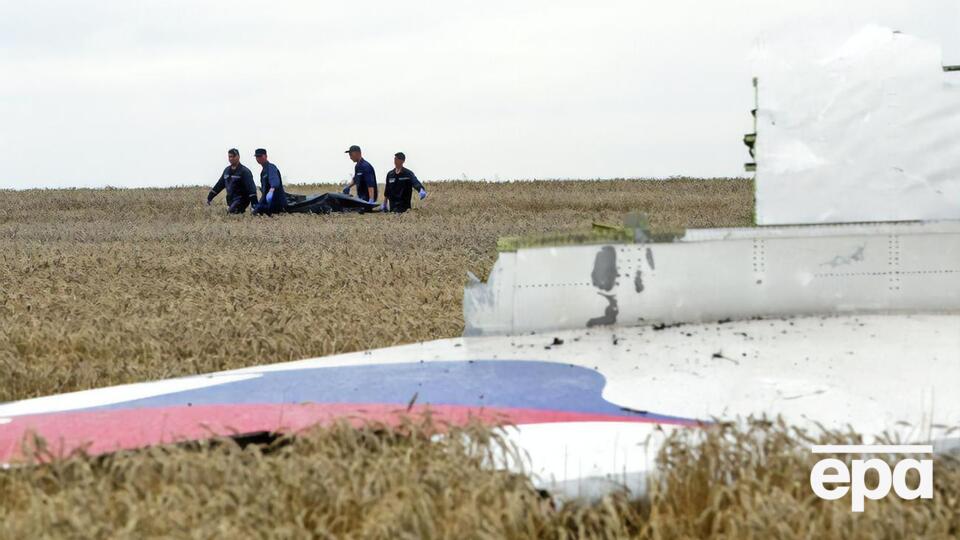 Boeing 777, летевший рейсом MH17, потерпел крушение 17 июля 2014 года вблизи Тореза Донецкой области