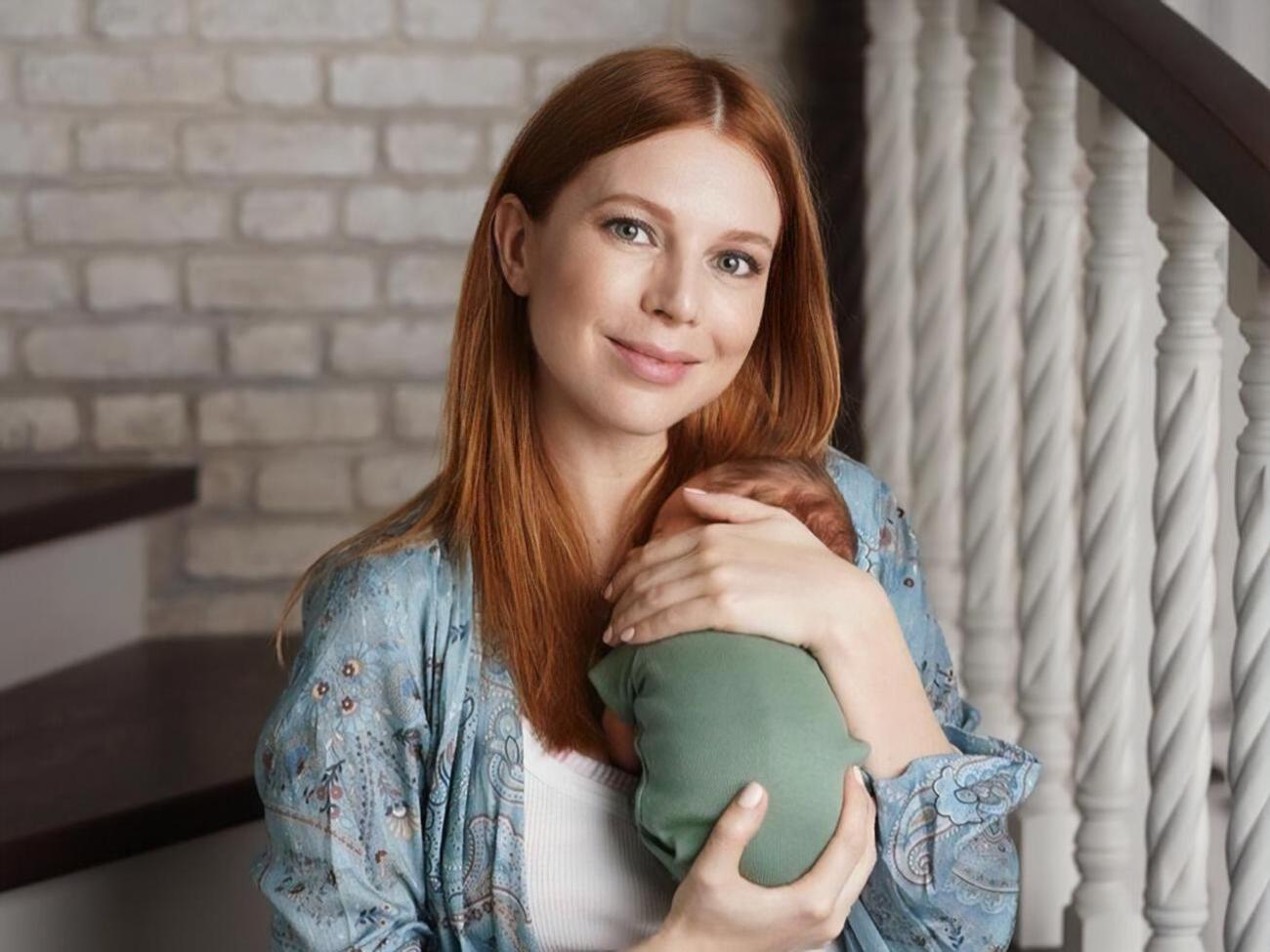 Подольская c новорожденным ребенком погостила у родственницы