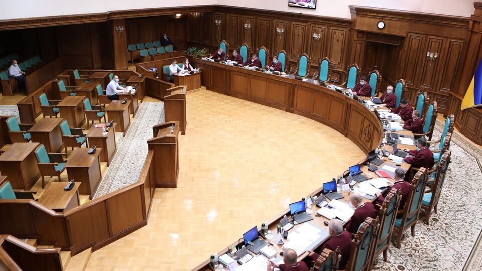 226 депутатів закликали суддів КСУ добровільно скласти повноваження