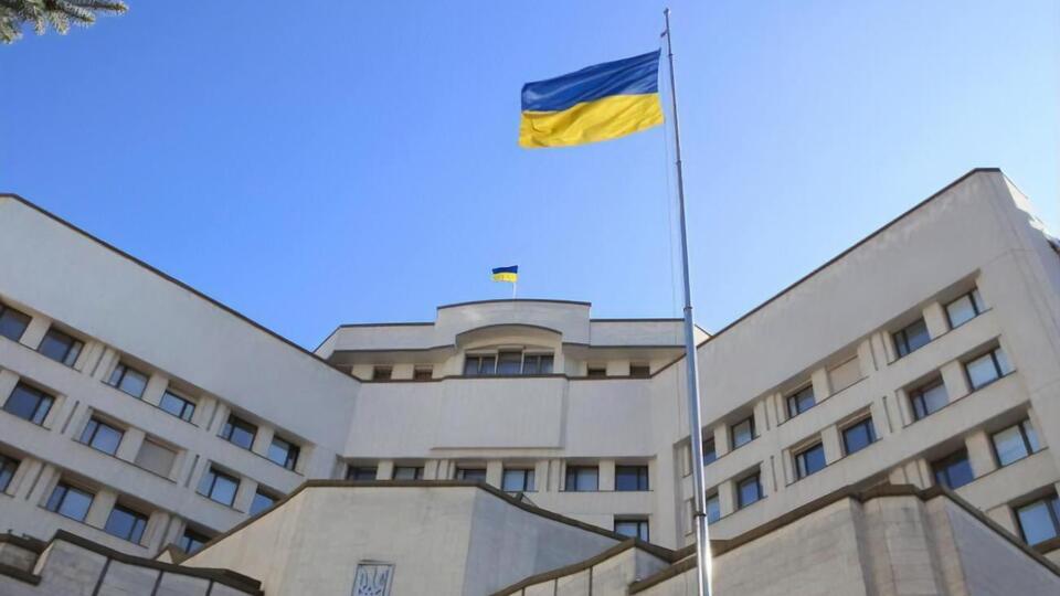 Зеленський зареєстрував законопроєкт, яким пропонує позбавити повноважень увесь склад КСУ