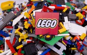 В 50-е конструкторы LEGO становятся самой известной и популярной игрушкой сначала на скандинавском, а затем и на европейском рынке