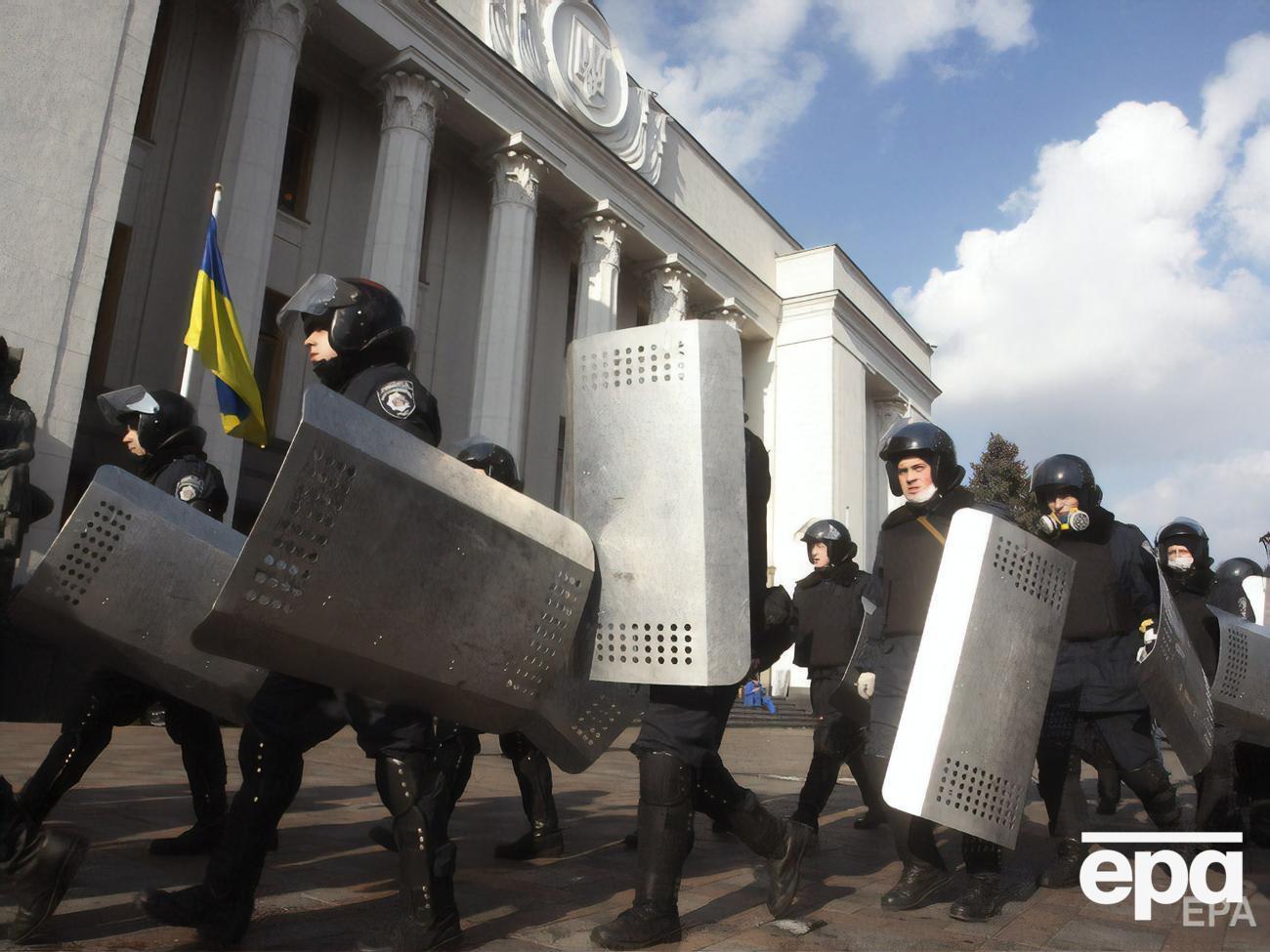 Полиция сдержала натиск протестующих