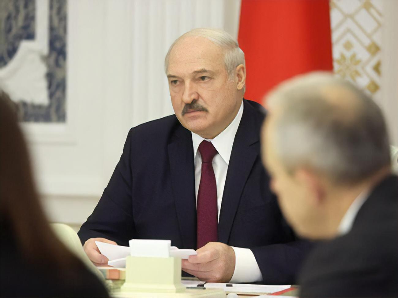 Лукашенко:&nbsp;Кто-то цепляет профашистские ленточки, кто-то, ненавидя это, приходит и их срезает