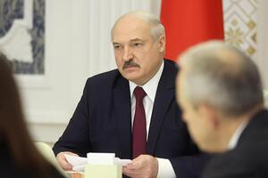 Лукашенко: Хтось чіпляє профашистські стрічки, хтось, ненавидячи це, приходить і їх зрізує