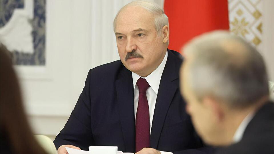 Лукашенко: Кто-то цепляет профашистские ленточки, кто-то, ненавидя это, приходит и их срезает