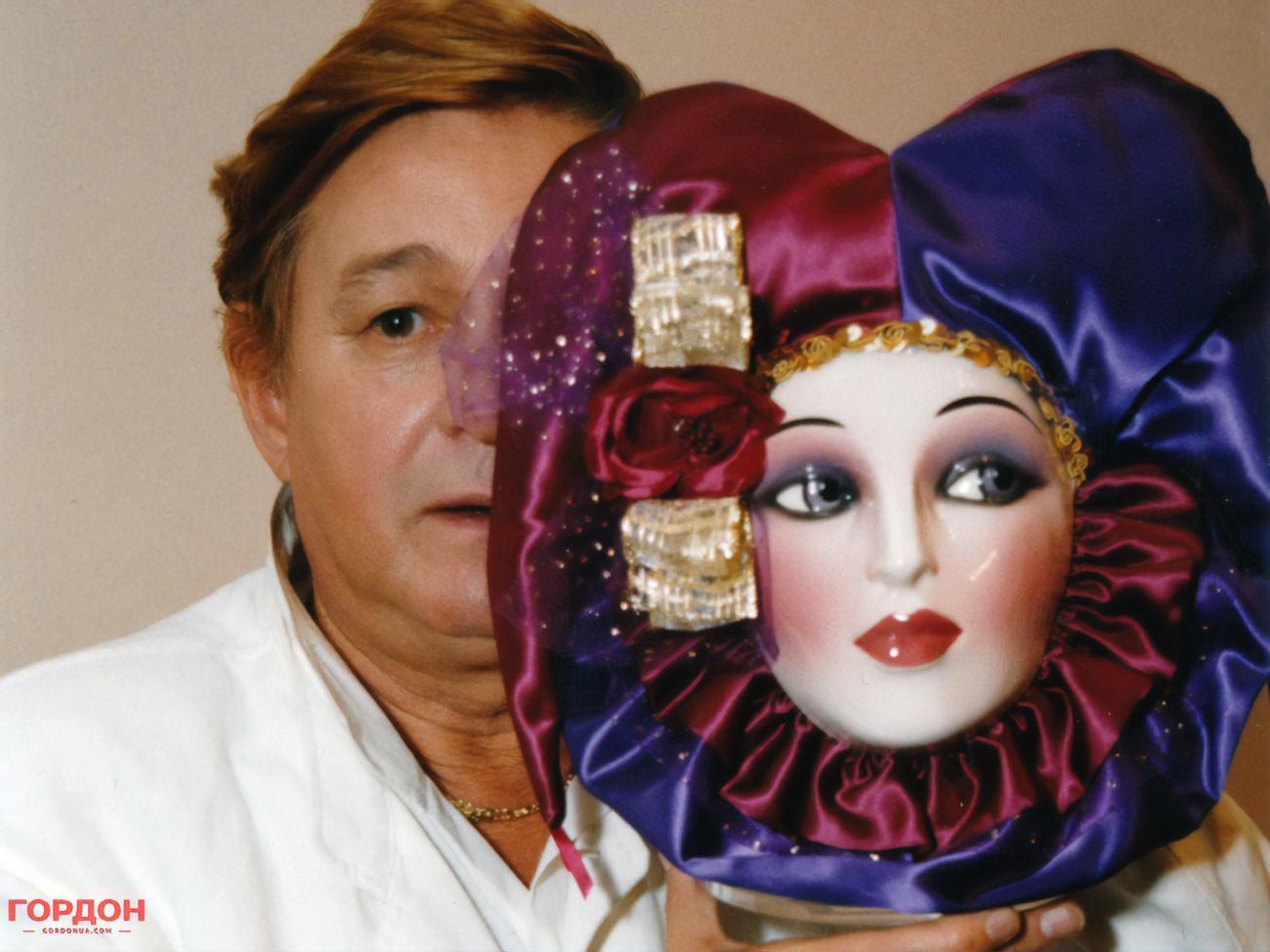 Роман Виктюк скончался на 85-м году жизни в московской больнице имени братьев Бахрушиных, в которую был госпитализирован 27 октября с коронавирусной инфекцией