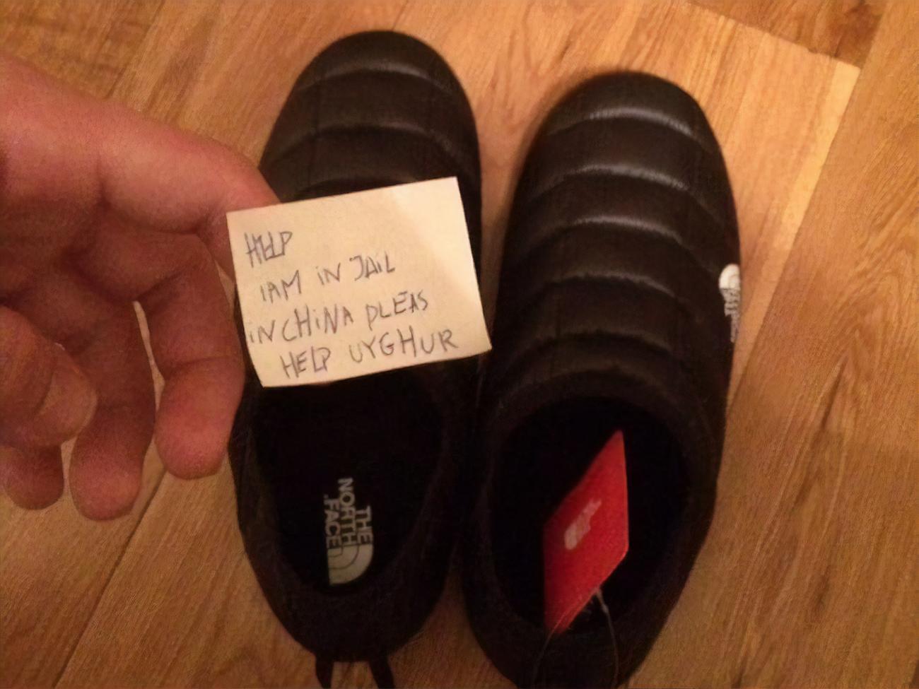 У записці йдеться: "Допоможіть. Я в тюрмі в Китаї. Будь ласка, допоможіть. Уйгур"
