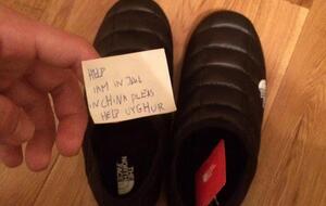 У записці йдеться: "Допоможіть. Я в тюрмі в Китаї. Будь ласка, допоможіть. Уйгур"