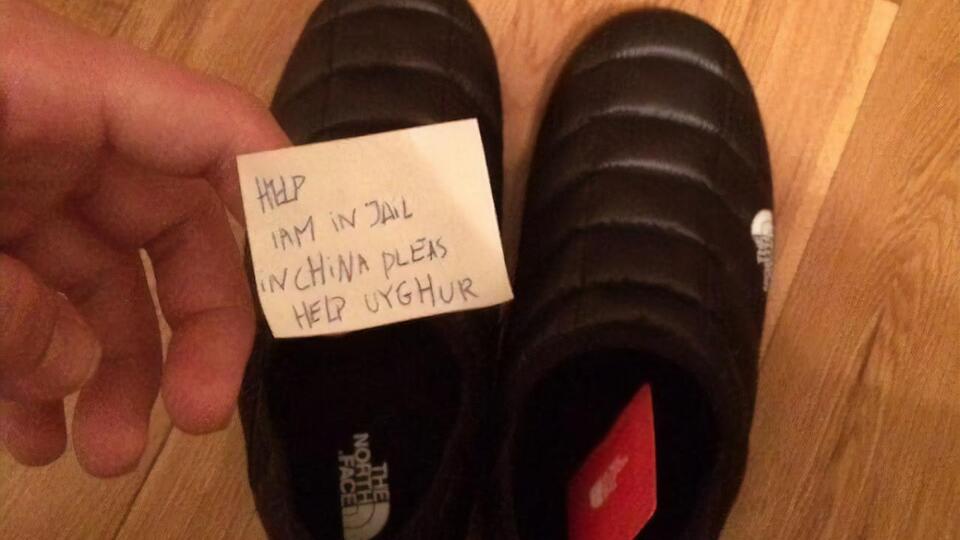 У записці йдеться: "Допоможіть. Я в тюрмі в Китаї. Будь ласка, допоможіть. Уйгур"