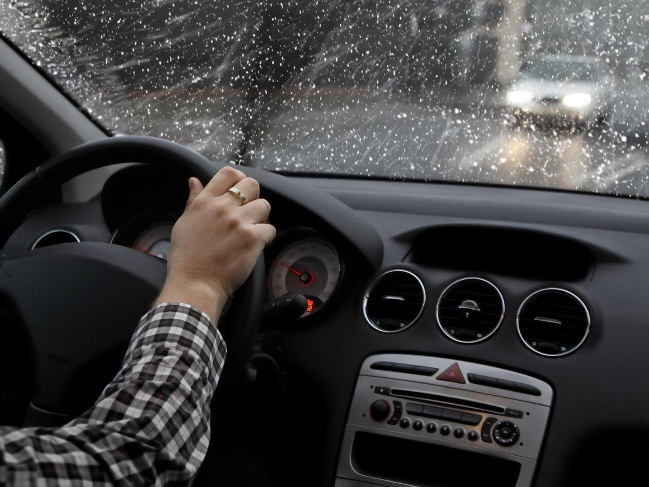 Рятувальники повідомили про ожеледицю в низці областей України