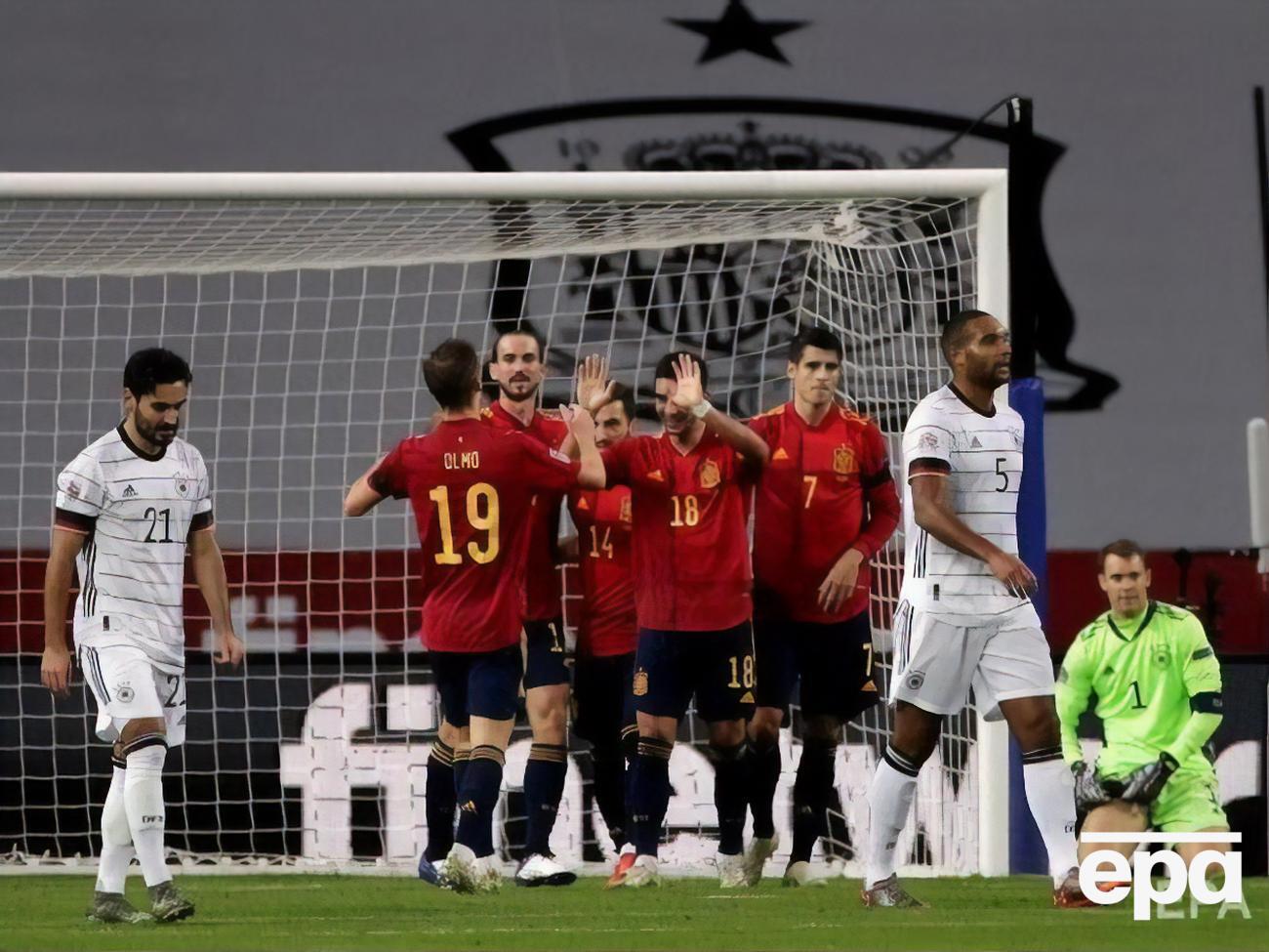 Испанцы (в темных футболках) забили немцам шесть безответных мячей