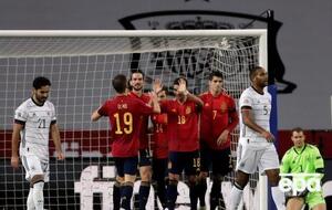 Іспанці (у темних футболках) забили німцям шість м'ячів без відповіді