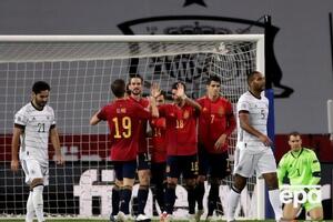 Испанцы (в темных футболках) забили немцам шесть безответных мячей