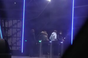 Журналісти зафіксували, як до клубу увійшло щонайменше 20 осіб протягом години