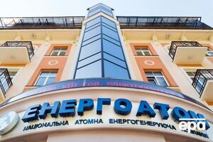 Впервые в истории украинской атомной отрасли сразу три энергоблока были выведены в резерв на один–три месяца, а остальные работали с ограничениями мощности на 10–40%, заявили в "Энергоатоме"