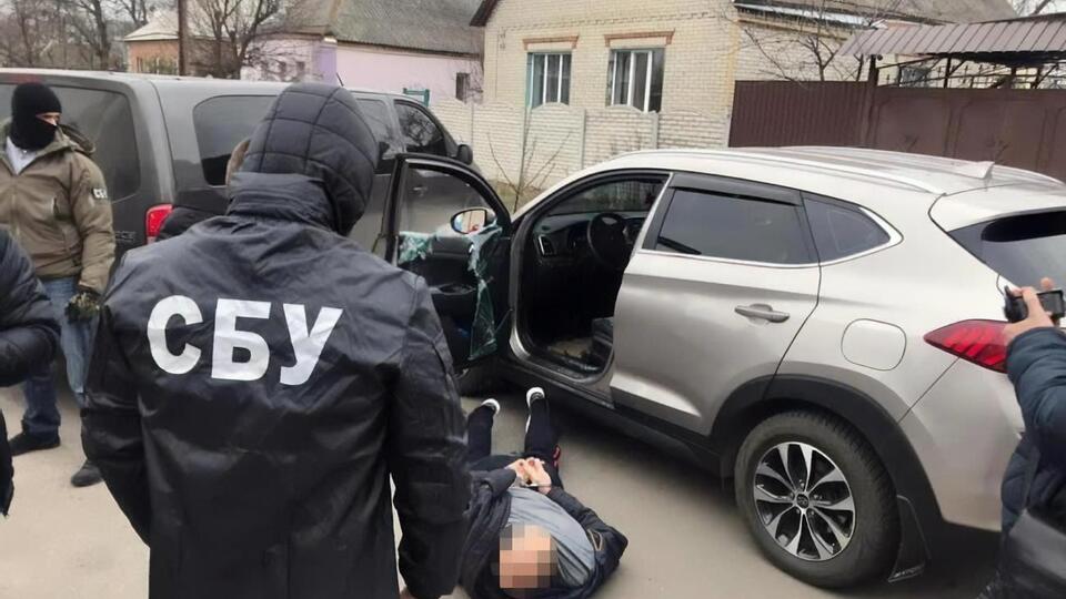 Сотрудники СБУ задержали организатора группы, когда он получал часть долга