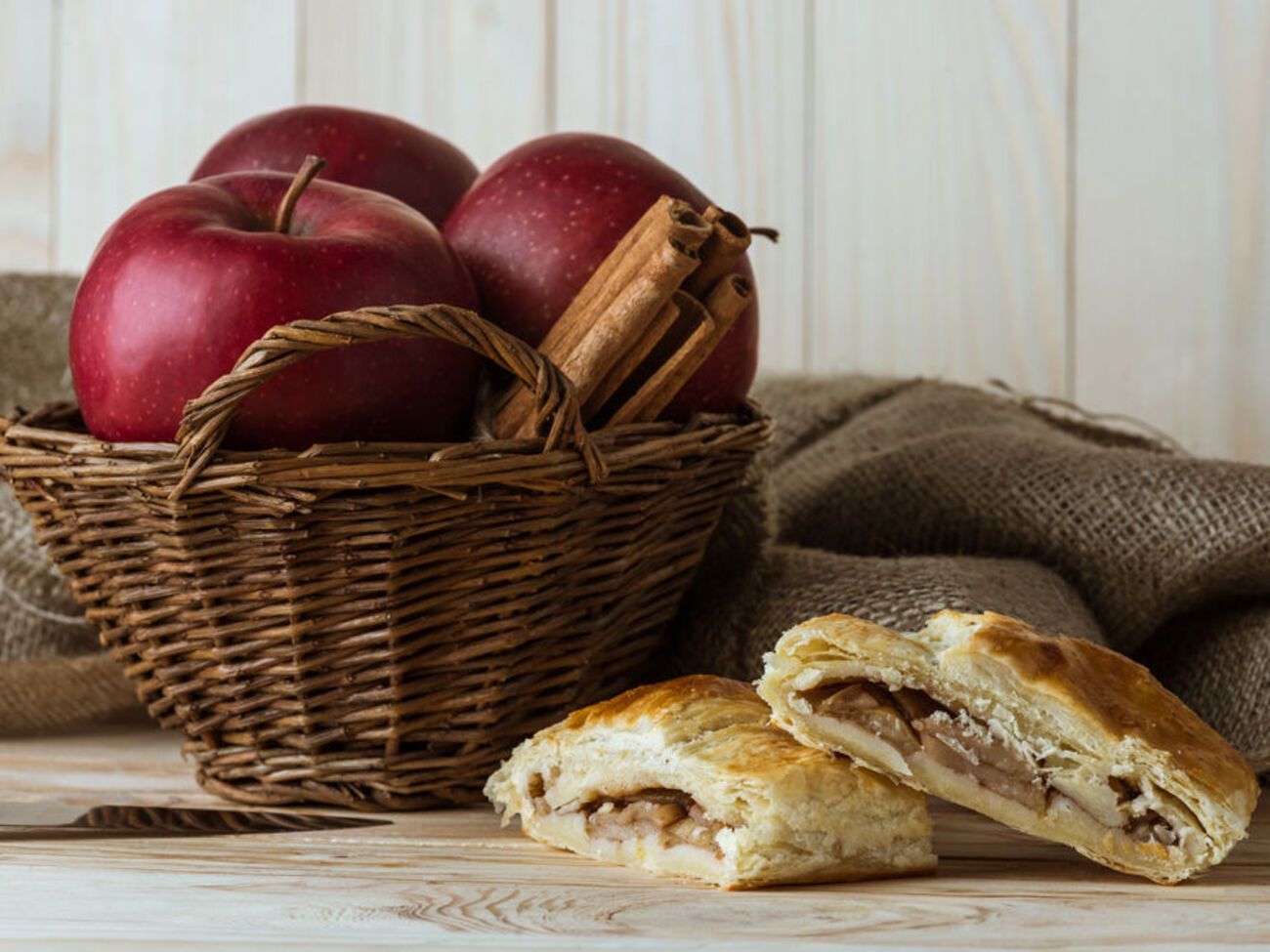 Пирог с яблоками&nbsp;&ndash; вкусный осенний десерт