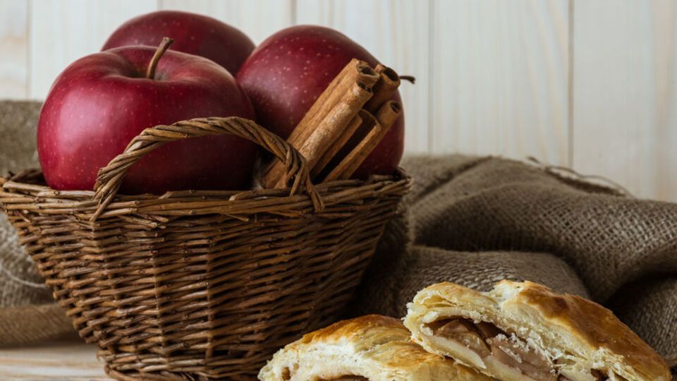 Пиріг із яблуками – смачний осінній десерт