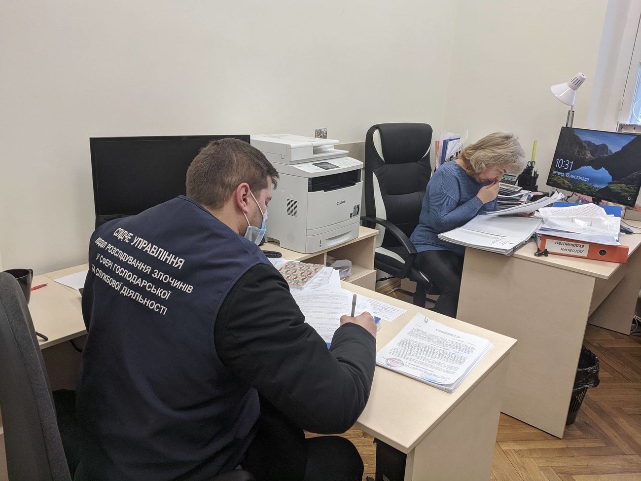 Обшук здійснюють співробітники поліції та СБУ